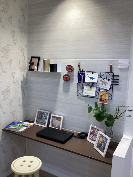 スタディカウンターにはエマウォールを施工し、写真などを貼りつけられるようになっています。